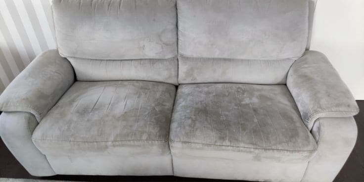 Sofá de dois lugares com manchas de uso, antes da higienização